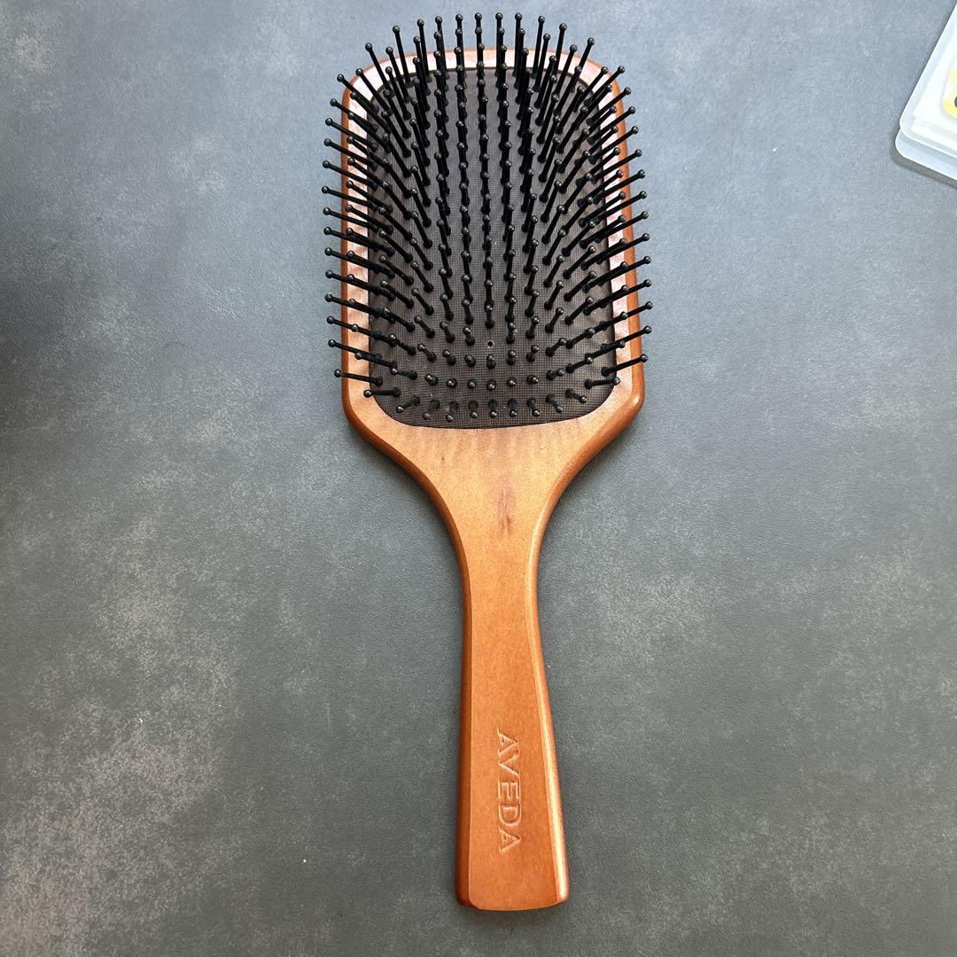 Aveda 木製パドルブラシ スパイラルピン付き - メルカリ