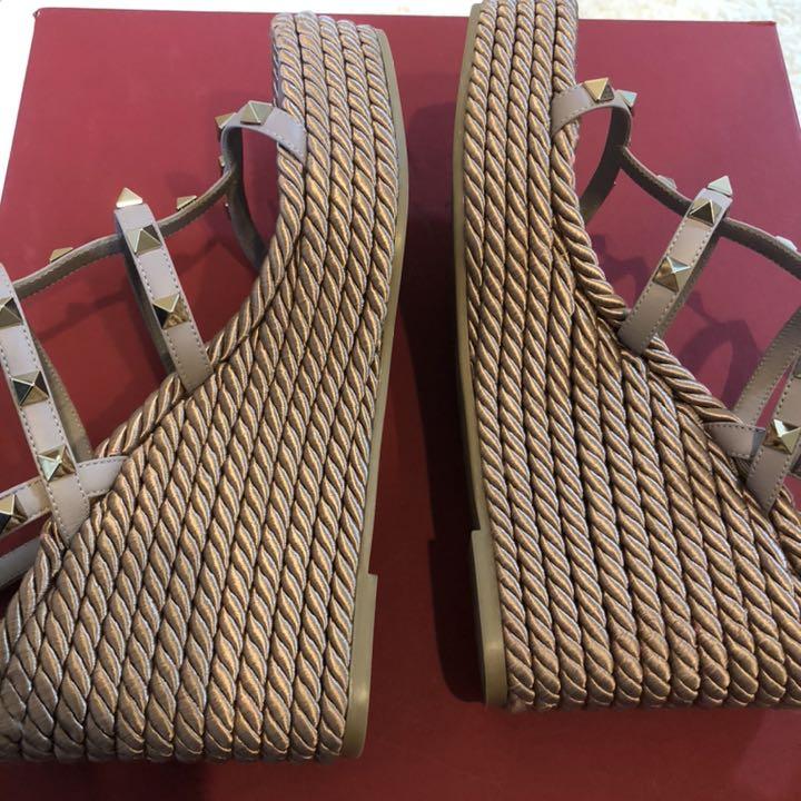 正規品質保証】 valentino ロックスタッズ ウェッジサンダル 37 美品 【正規激安】 ヴァレンティノ スタッズ サンダル 美品 37 今週まで サンダル