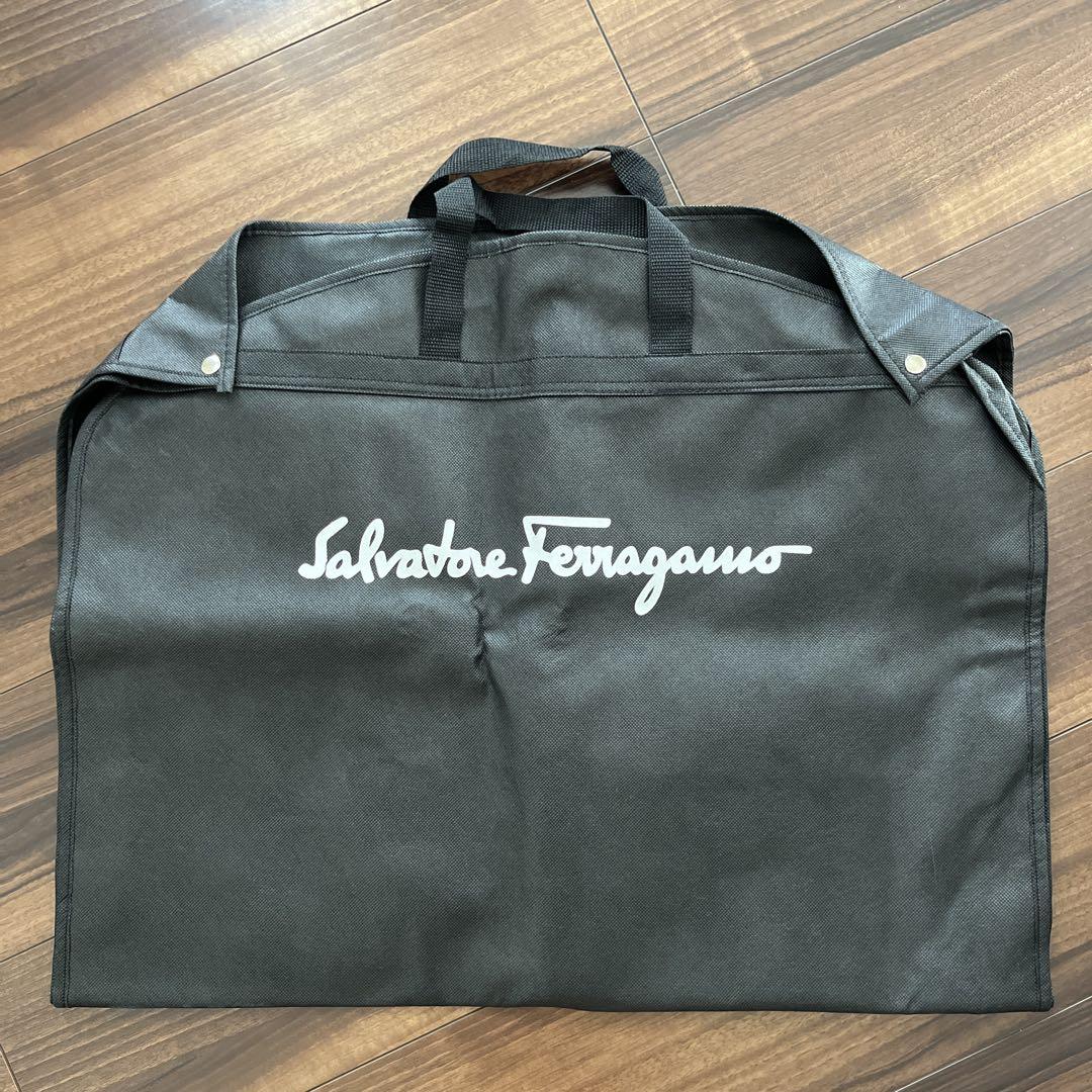 人気ブランド新作豊富 Salvatore メルカリ - 黒 ガーメントバッグ Ferragamo 旅行かばん・小分けバッグ