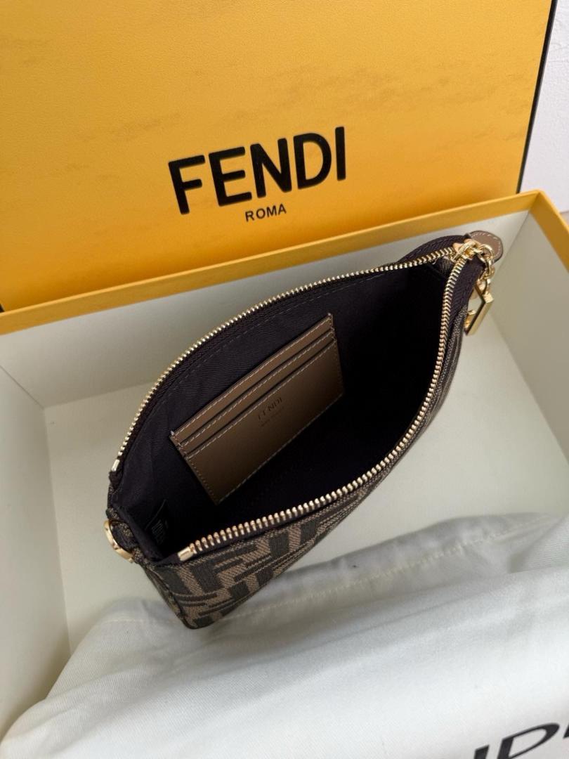 FENDI フェンディ　バゲットスリムクラッチセーター