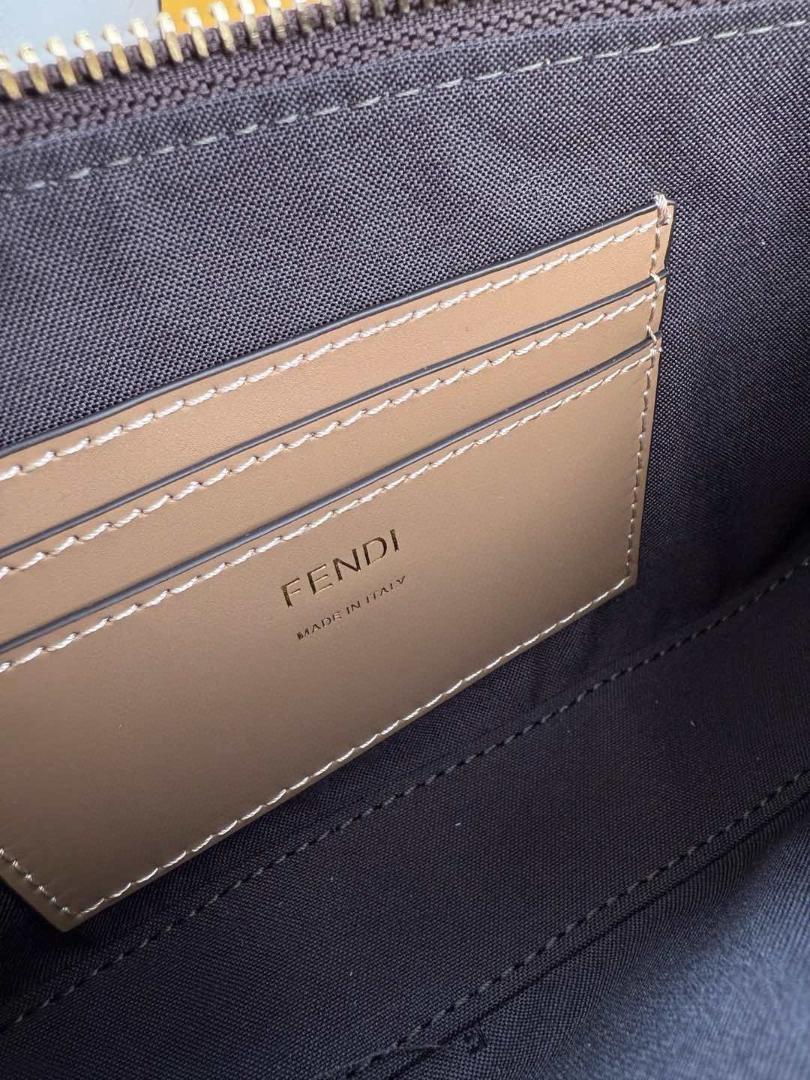 FENDI フェンディ　バゲットスリムクラッチセーター
