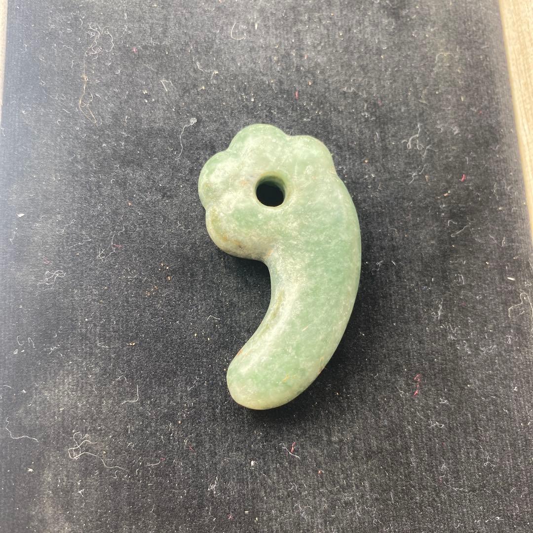 神秘の頭部をもつ獣形翡翠勾玉|古代の息吹を宿す護符 猫のおててみたい