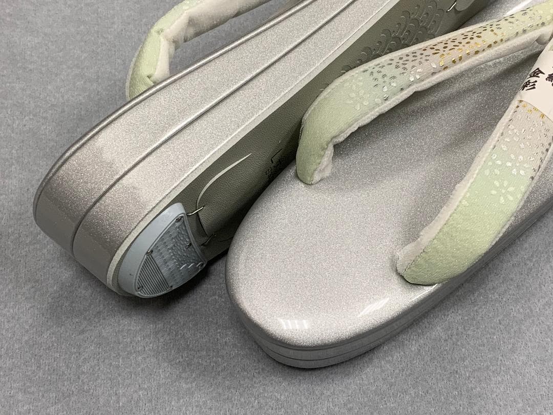 礼装用の草履　新作入荷◆留袖・付下げ・訪問着など（金の台／白銀の帯地の鼻緒）L