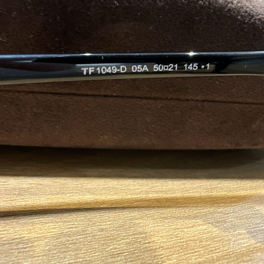 TOM FORD サングラス　TF 1049-D ブラック ケース付き