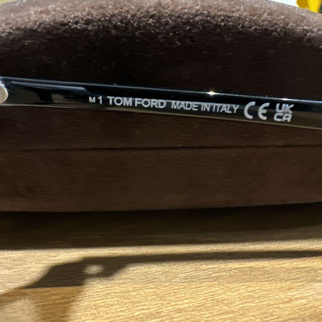 TOM FORD サングラス　TF 1049-D ブラック ケース付き