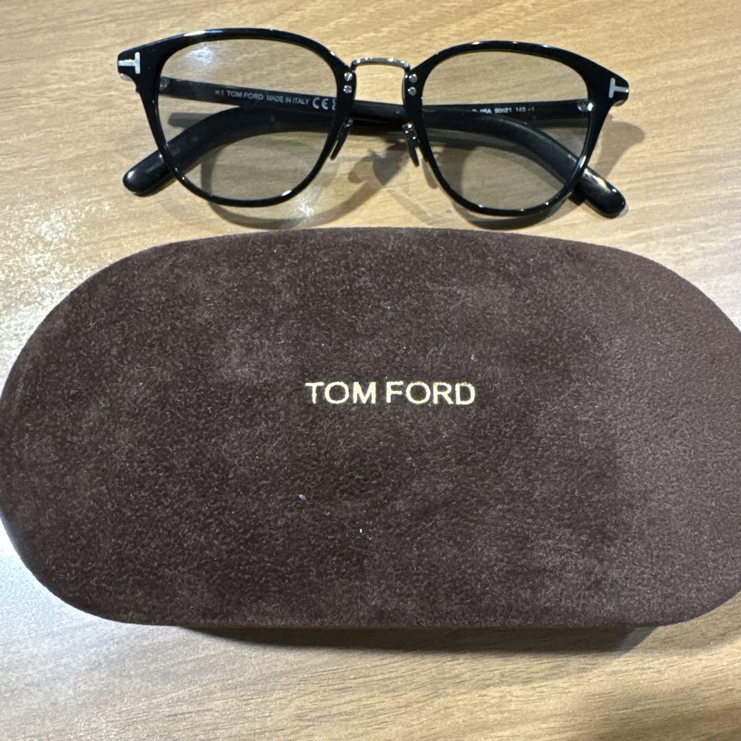 TOM FORD サングラス　TF 1049-D ブラック ケース付き