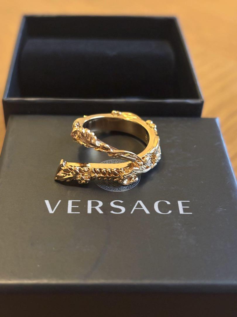 VERSACE ゴールドリング 装飾的デザイン VERSACE ゴールド装飾リング - メルカリ