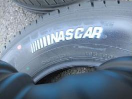 200系ハイエース用 ナスカー+デイトナブラック195/80R15＊BKナット付