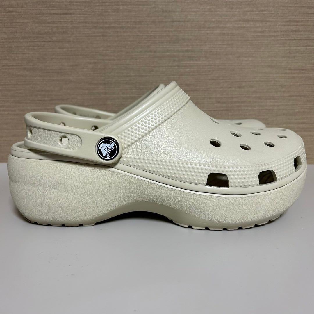 厚底 crocs クロックス サンダル クラシック クロッグ ベージュ 24㎝