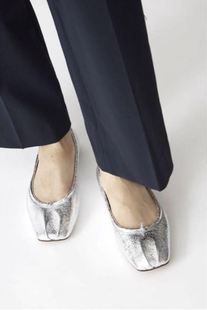 GRISE レザースクエアプリーツフラット