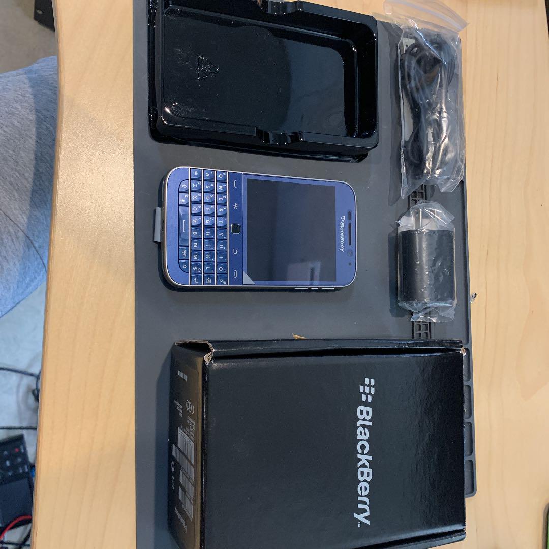 BlackBerry Classic Blue (Unlocked) - MINT CONDITION - ON