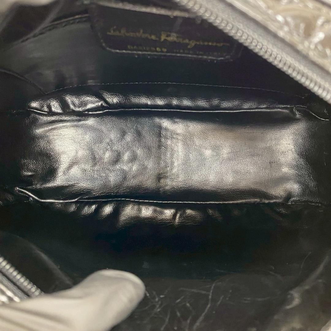 ほぼ未使用 サルバトーレフェラガモ ヴァラリボン レザー ショルダーバッグ 黒