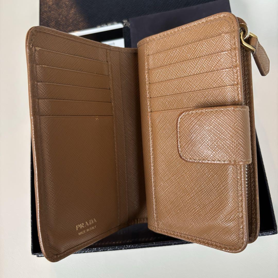 PRADA 二つ折り ブラウン　サフィアーノレザー PRADA プラダ ラウンドファスナー 二つ折り財布 コンパクト財布