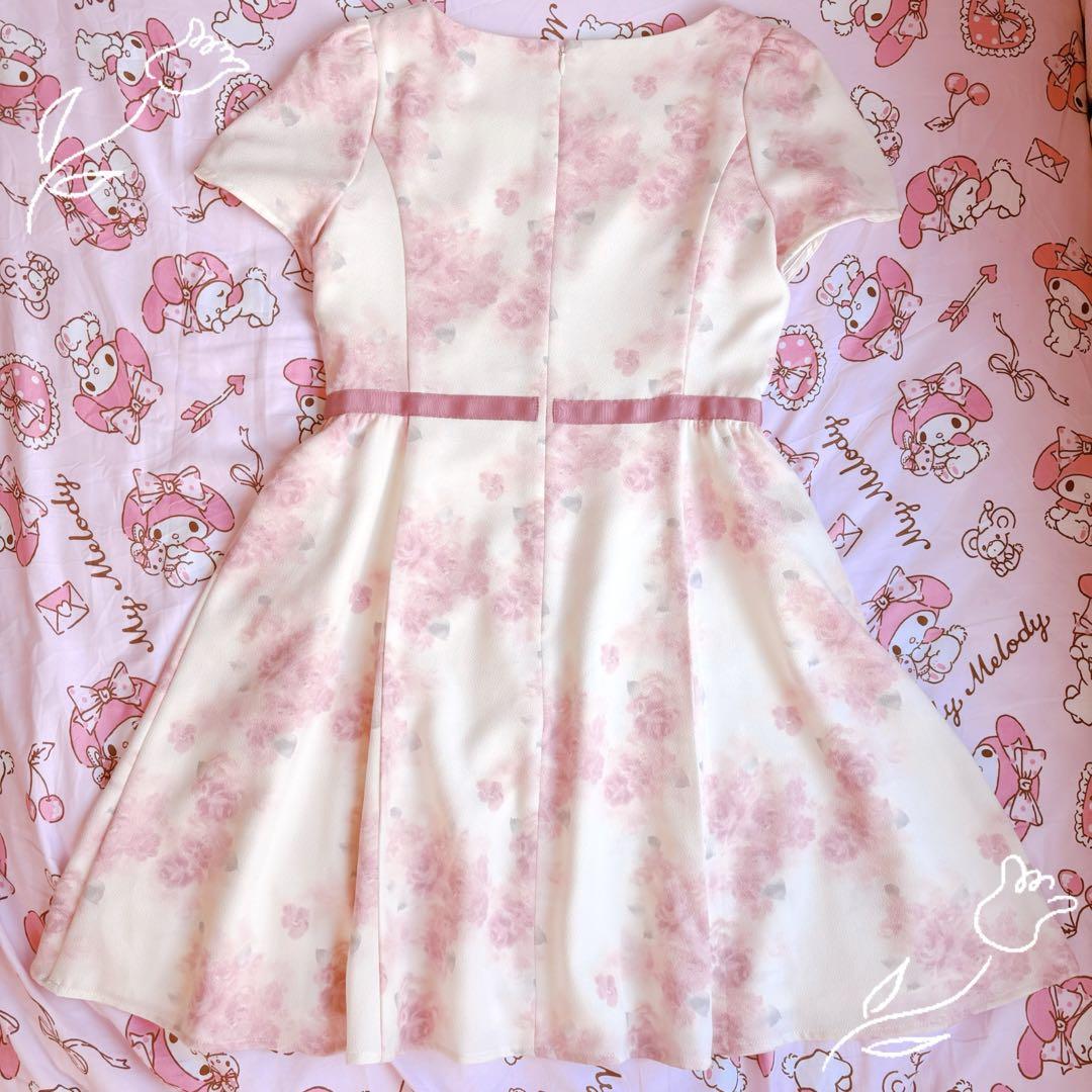 Cherite by PRIME PATTERNの半袖花柄ピンクの大人ワンピース