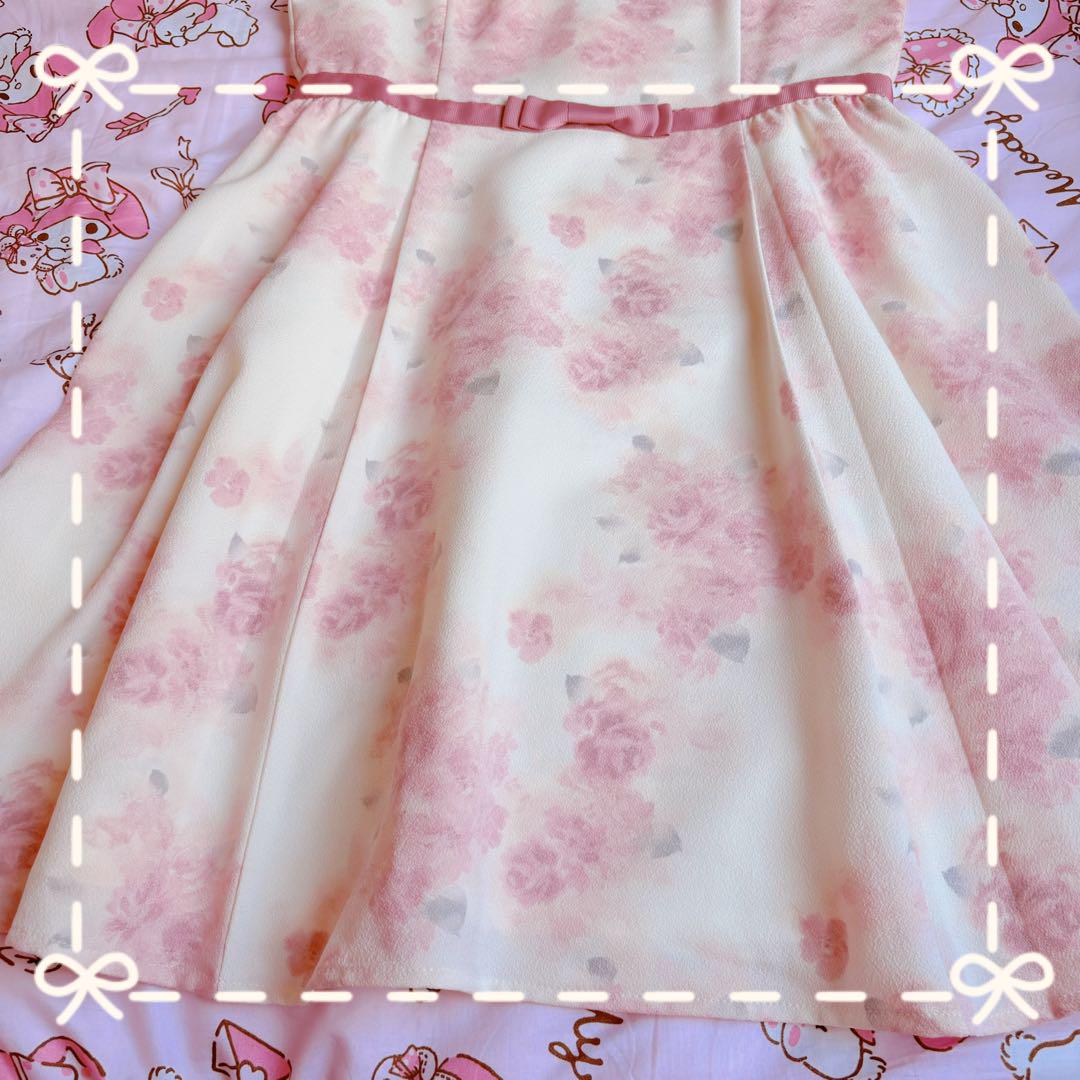 Cherite by PRIME PATTERNの半袖花柄ピンクの大人ワンピース