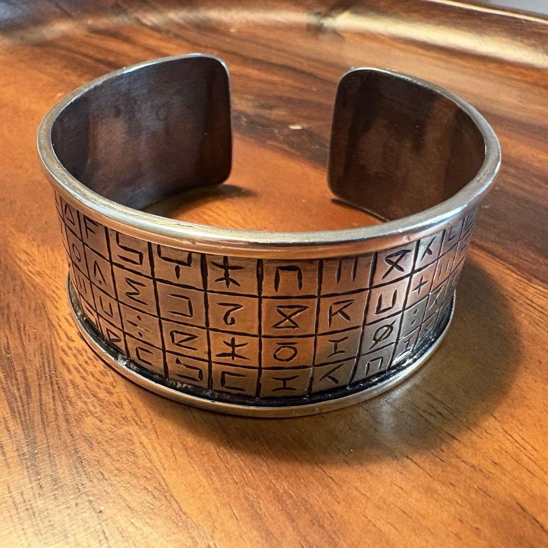 トゥアレグ族　\"TUAREG SILVER \" BANGLE アルファベット柄？