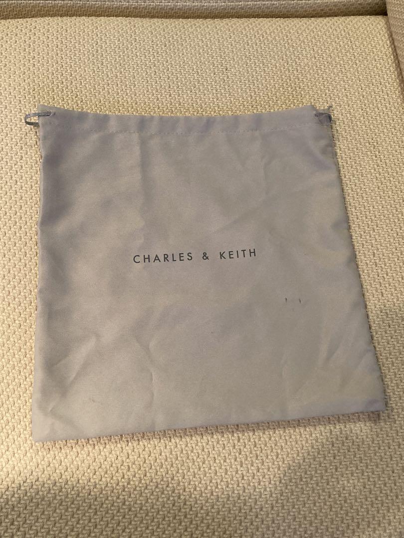 CHARLES & KEITH トライアングルバックル ベルトショルダーバッグ