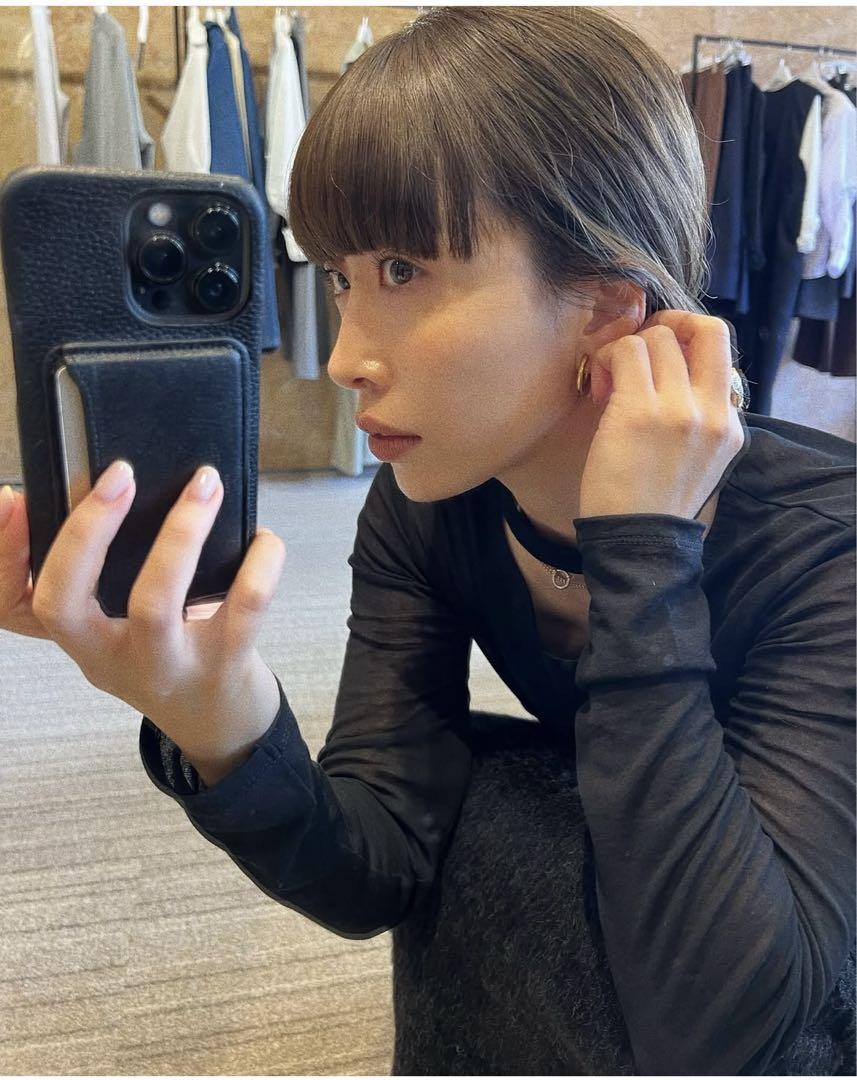 MEER. メーア NECK SLIT SHEER TOP BLK