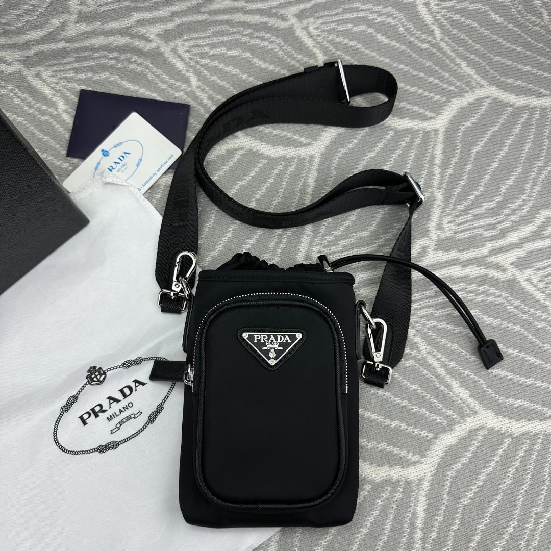 PRADA ブラック ショルダーバッグ PRADA ブラック ショルダーバッグ