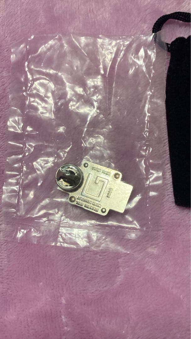 GUCCI ステンレス製 ブラック時計 ピンズ GUCCI ステンレス製 ブラック時計 ピンズ