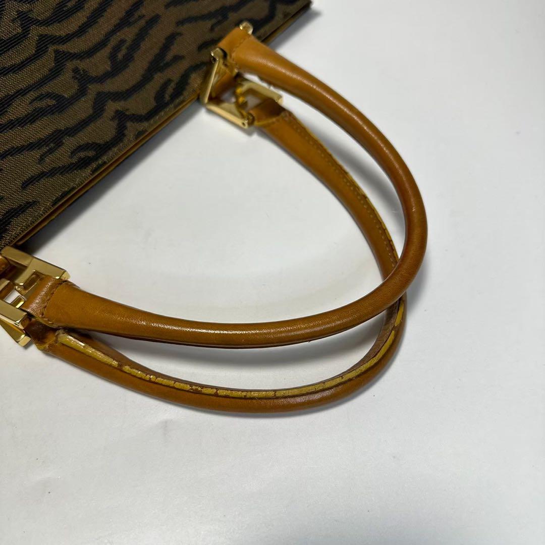 b15【極美品】フェンディ　ゼブラ柄　FF金具　キャンバス　A4可ハンドバッグ.