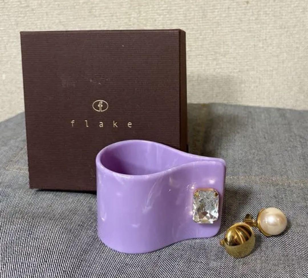 Flakeのカフス型バングル安室奈美恵