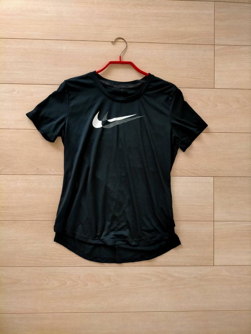 韓国 [NIKE] ドライフィット フロントロゴ Tシャツ(2color) NIKE x KRC: TOWN DRI-FIT TEE – Koreatown Run Club
