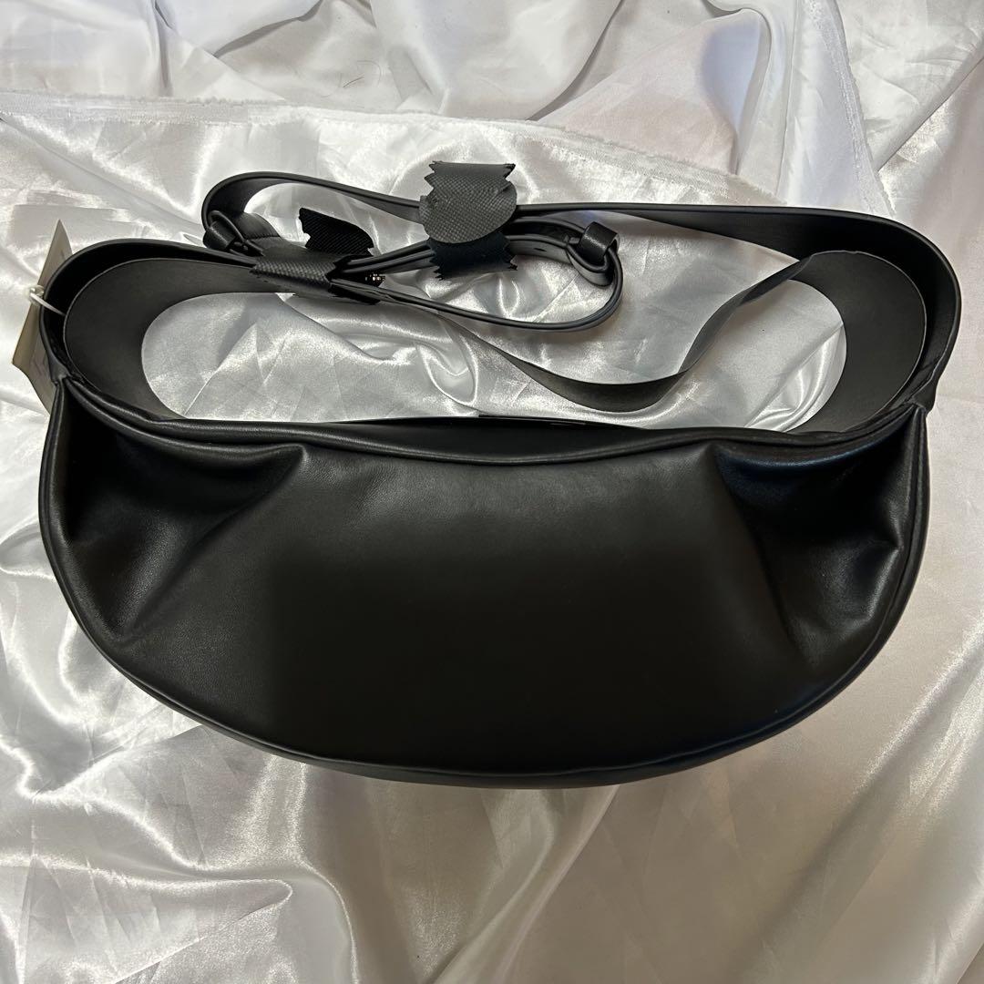 COS 新品　黒 クロスボディバッグ レザー(本革)ユニセックス ショルダー