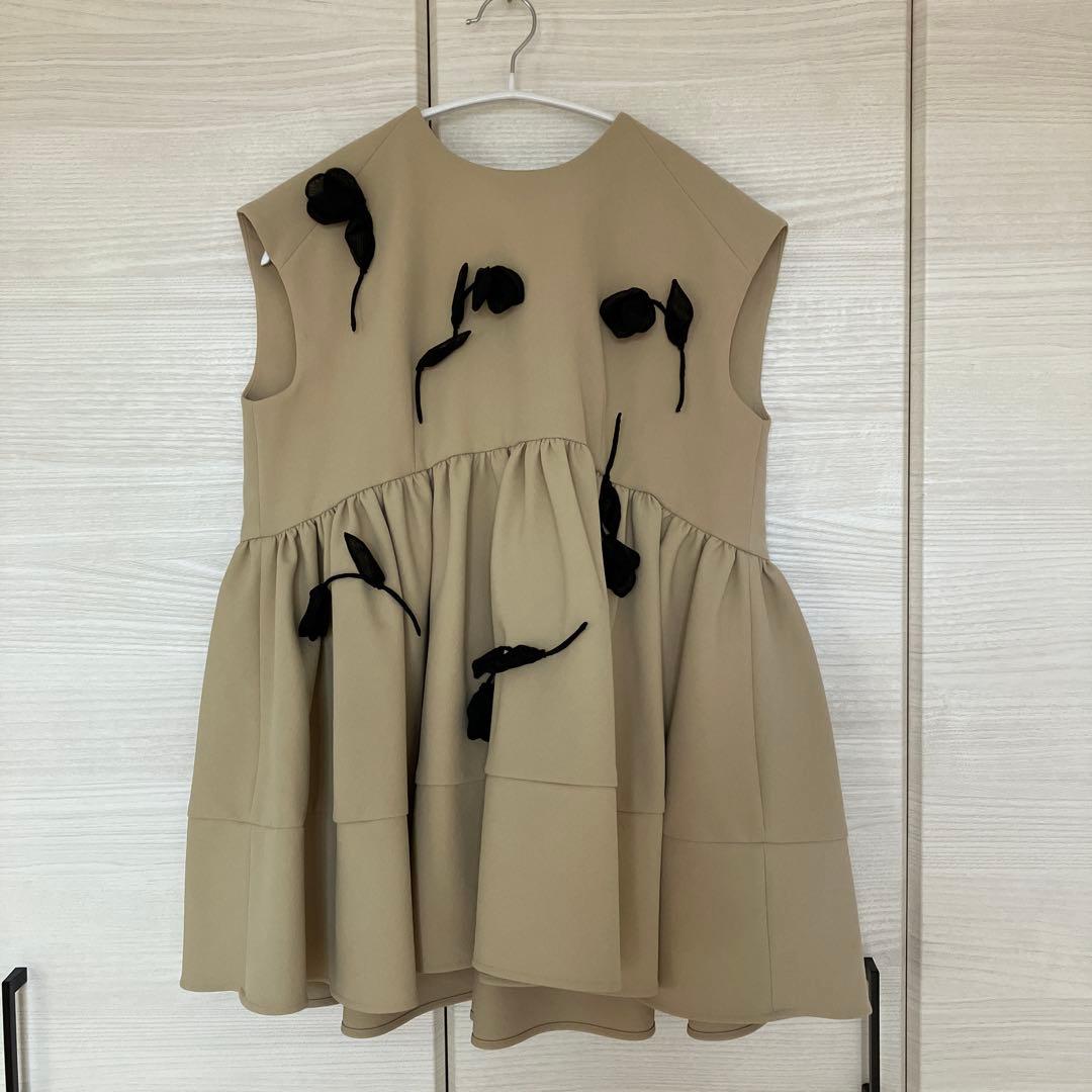 セブンテン オーガンジーモチーフペプラムトップス　べージュ