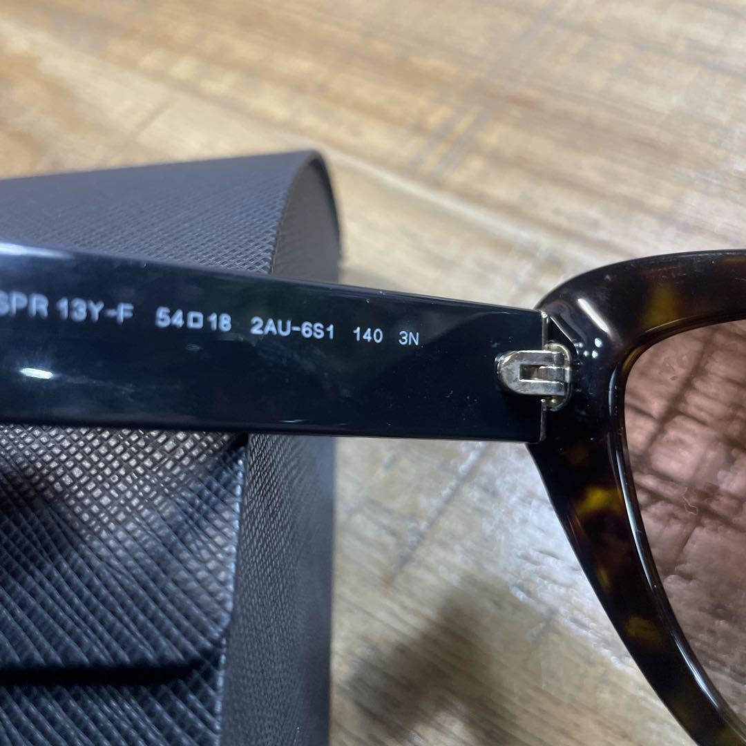 PRADA キャットアイサングラス
