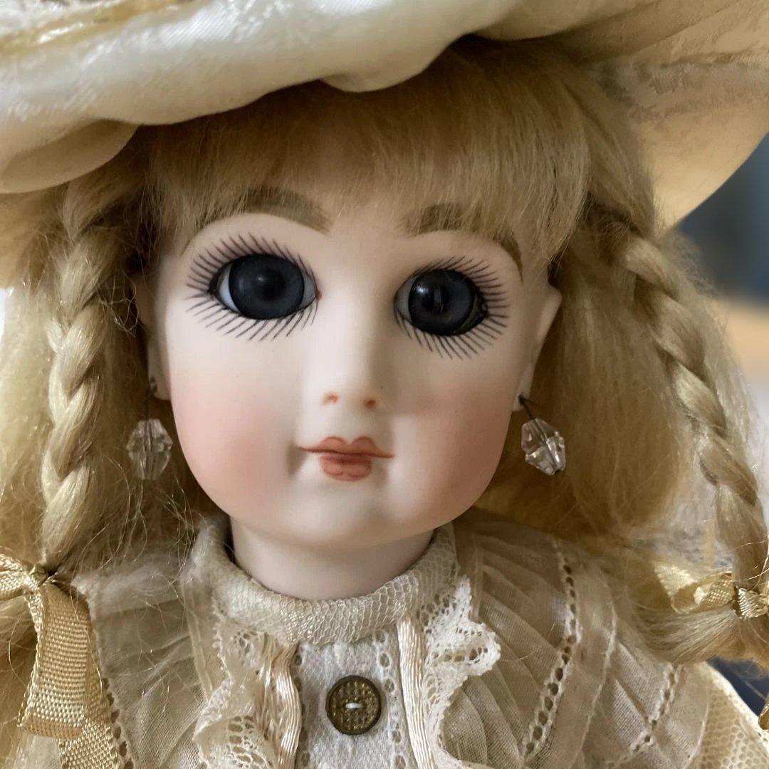 クリーム色のレースドレス人形 クリーム色のレースドレス人形