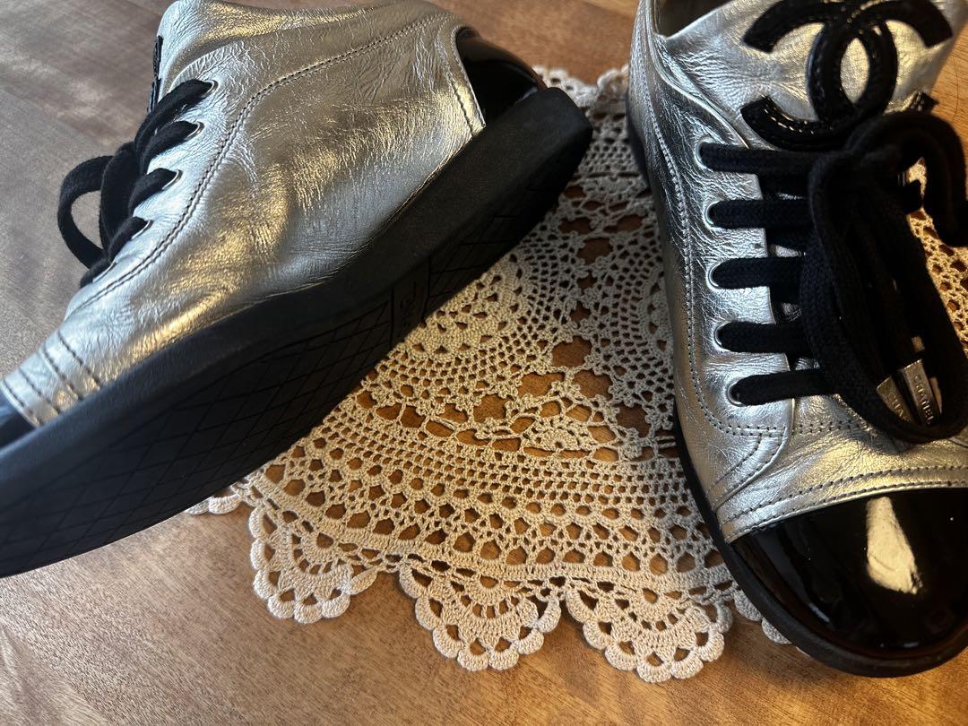 Chanel シルバー スニーカー