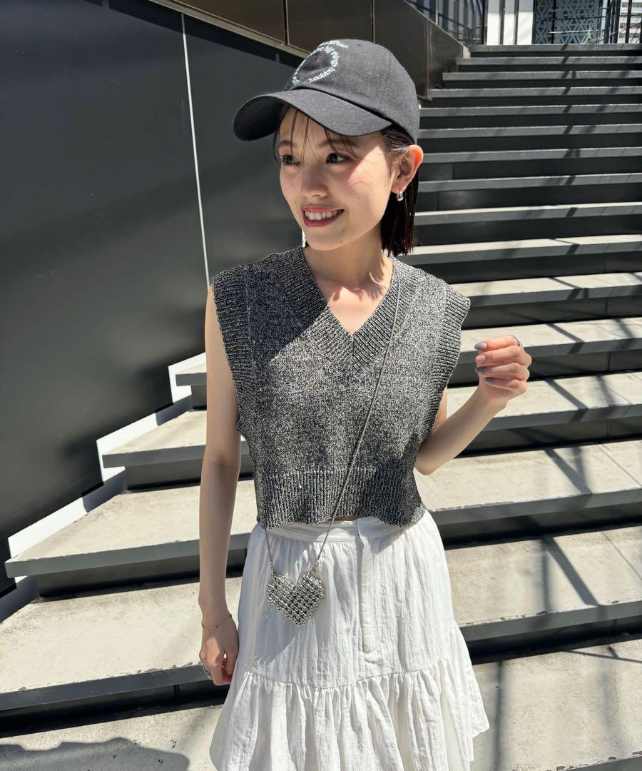 大人気完売　スパンコールニットべスト