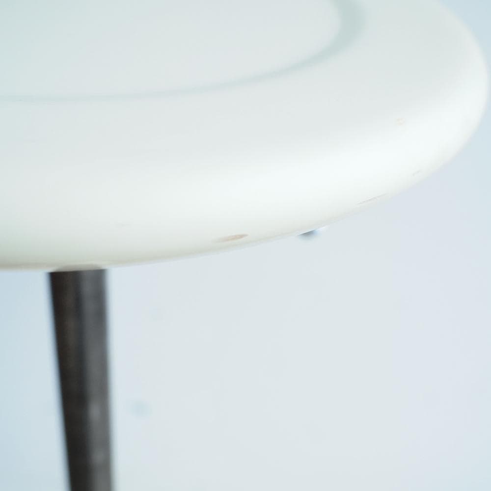 スチール製の昇降式スツール