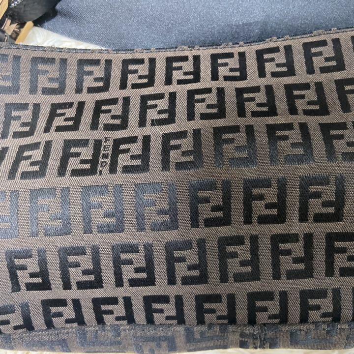 カテゴリー∃ FENDI ミニポーチ ショルダー ハンドバッグ D4h6Q-m30517353736 美品 ズッカ柄 ミニバッグ サイズタテ