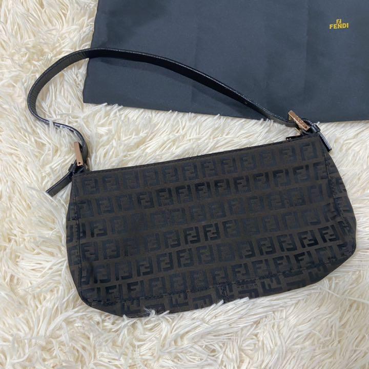 カテゴリー∃ FENDI ミニポーチ ショルダー ハンドバッグ D4h6Q-m30517353736 美品 ズッカ柄 ミニバッグ サイズタテ