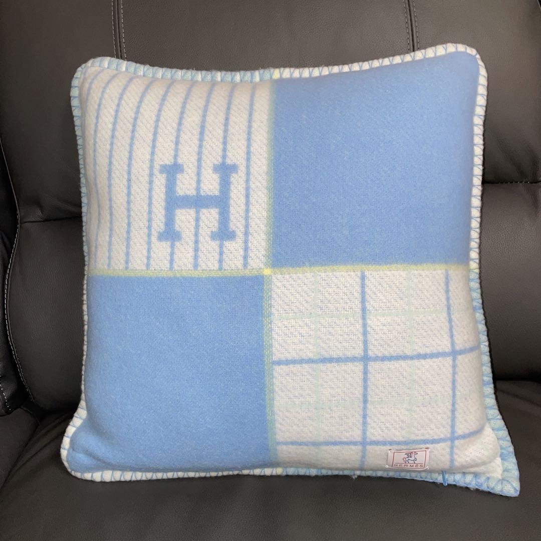 台湾限定 ヒグチユウコ展 こはる 豪華一面刺繍 クッション 樋口裕子 赤 台湾限定 ヒグチユウコ展 こはる 豪華一面刺繍 クッション 樋口
