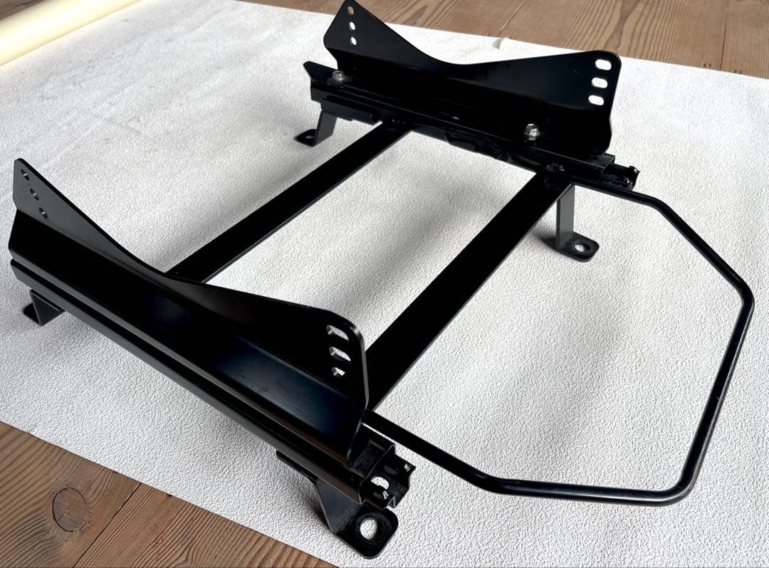 シートレール ブラック スチール製BRID