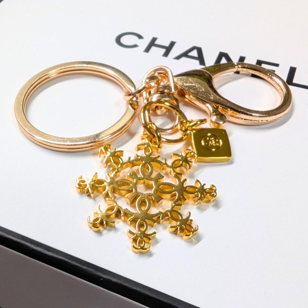 新品【CHANEL】ホリデー限定キーリング　チャーム　セット売り シャネル 2023 ホリデー限定コフレ 5点セット 口紅 香水 ポーチ