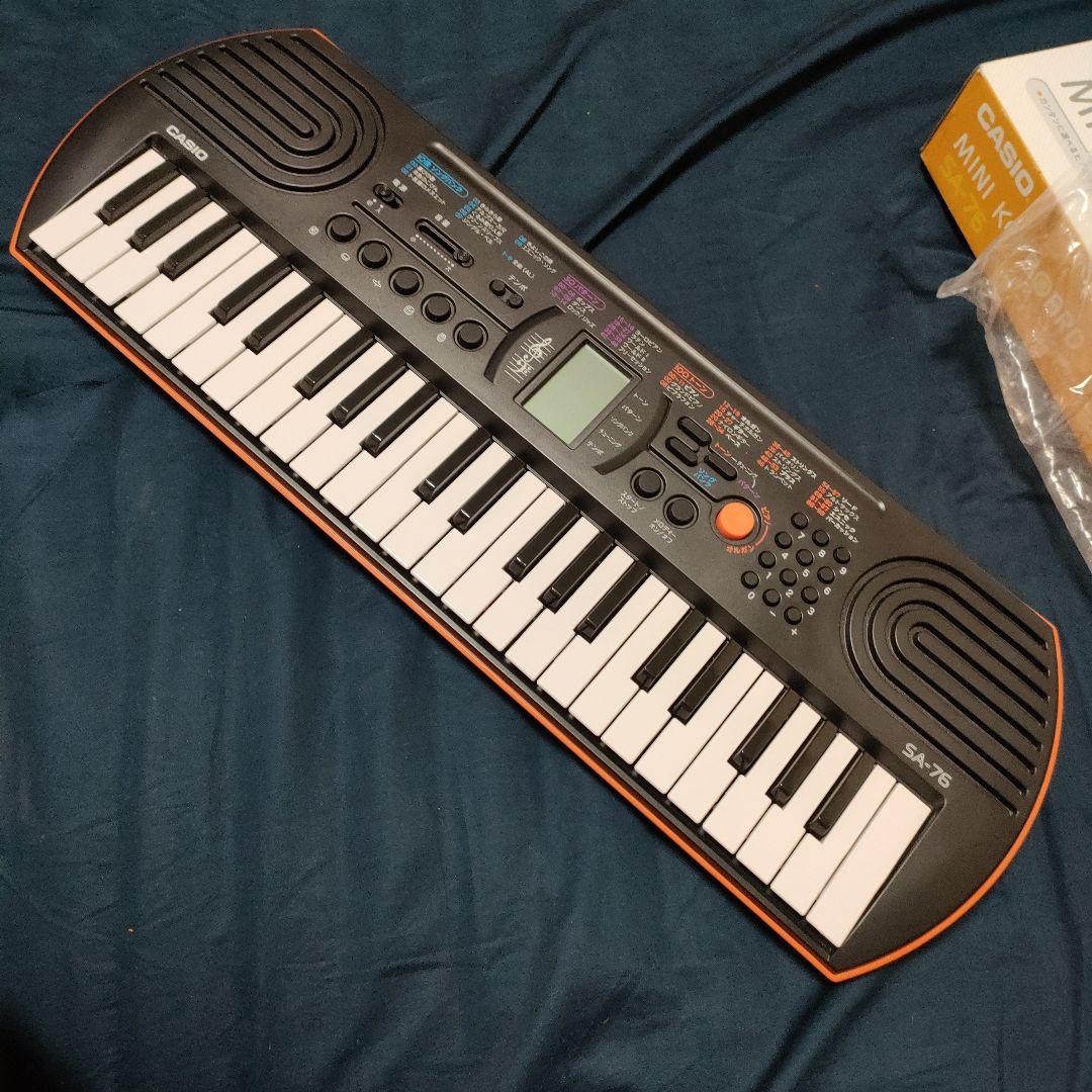 美品 CASIO SA-76 ミニキーボード ブラック・オレンジ - メルカリ