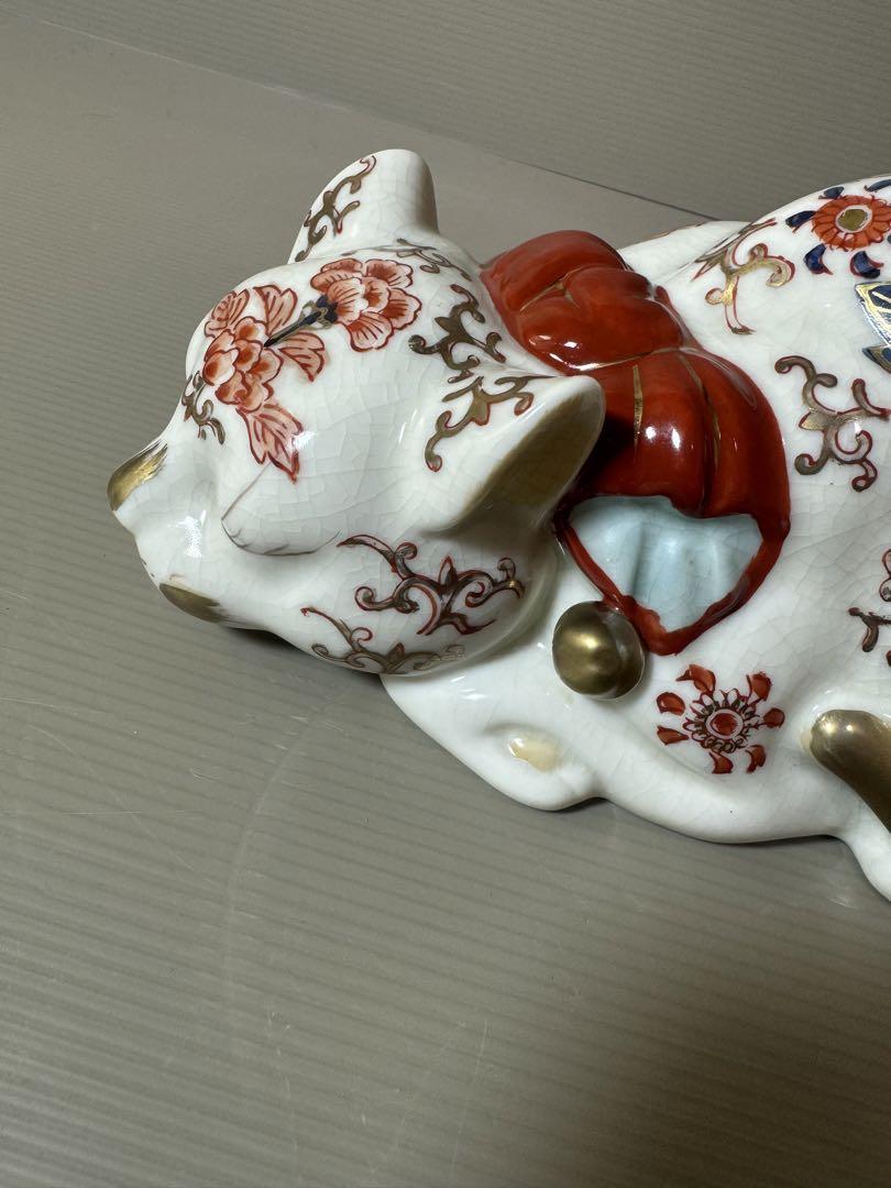 2780 伊万里　眠り猫　金鈴　 牡丹花文様　置物　縁起物