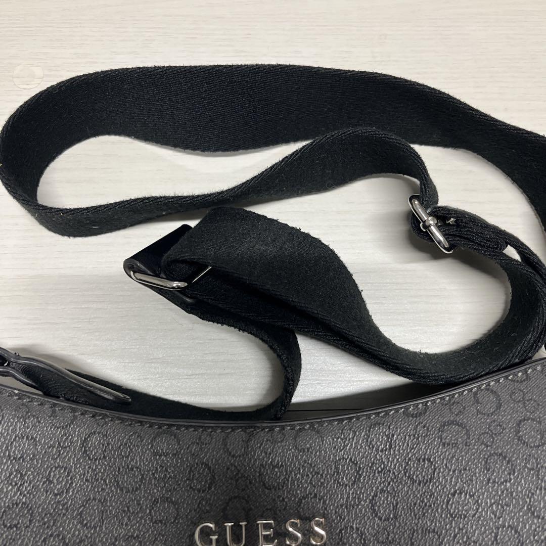 【GUESS】ロゴショルダーバッグ エナメルグレー 上品 トレンド GUESS ショルダーバッグ グレー - メルカリ