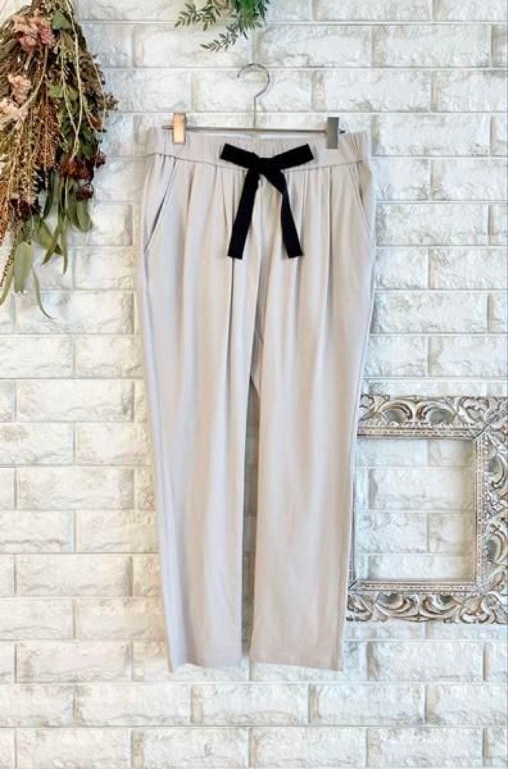 Priority(プライオリティ)テープリボンテーパードパンツ　グレージュ　M