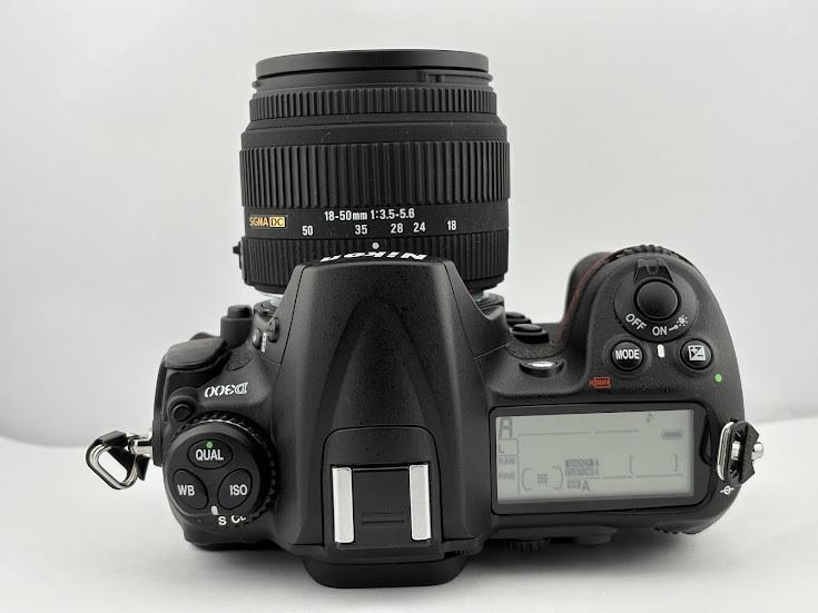 ★極上美品の訳アリ★ ニコン NIKON D300 ボディ/レンズキッド ☆極上美品の訳アリ☆ ニコン NIKON D300 ボディ/レンズキッド
