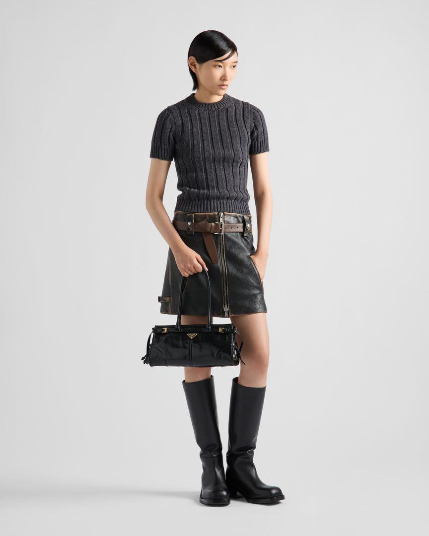 新作【プラダ】ミディアム レザー ハンドバッグ 新作【PRADA】プラダ ミディアム レザー ハンドバッグ 直営買付