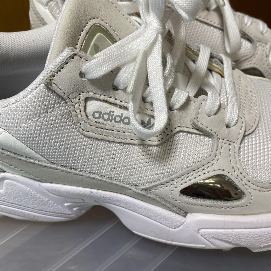 adidas レディーススニーカー　24㎝