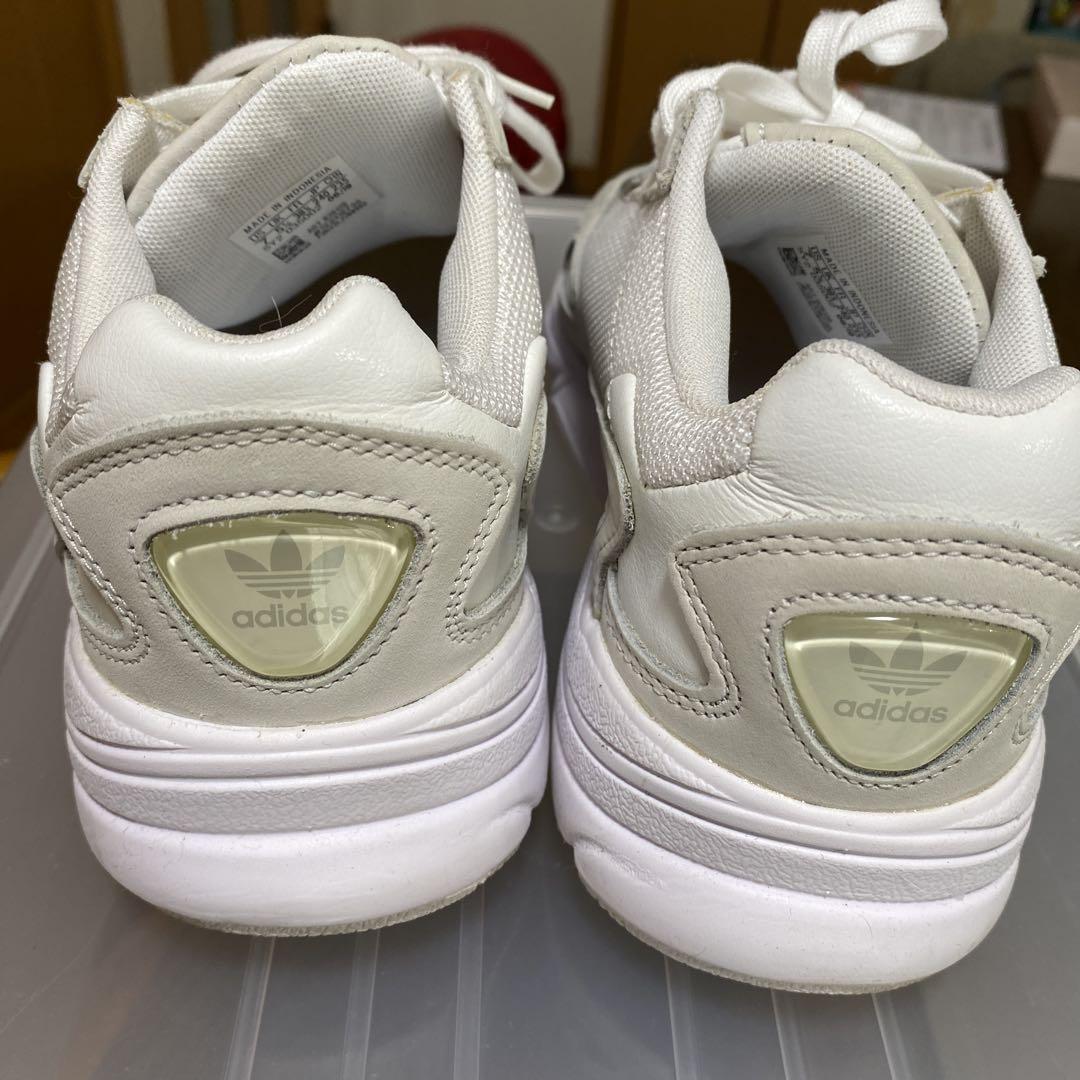 adidas レディーススニーカー　24㎝