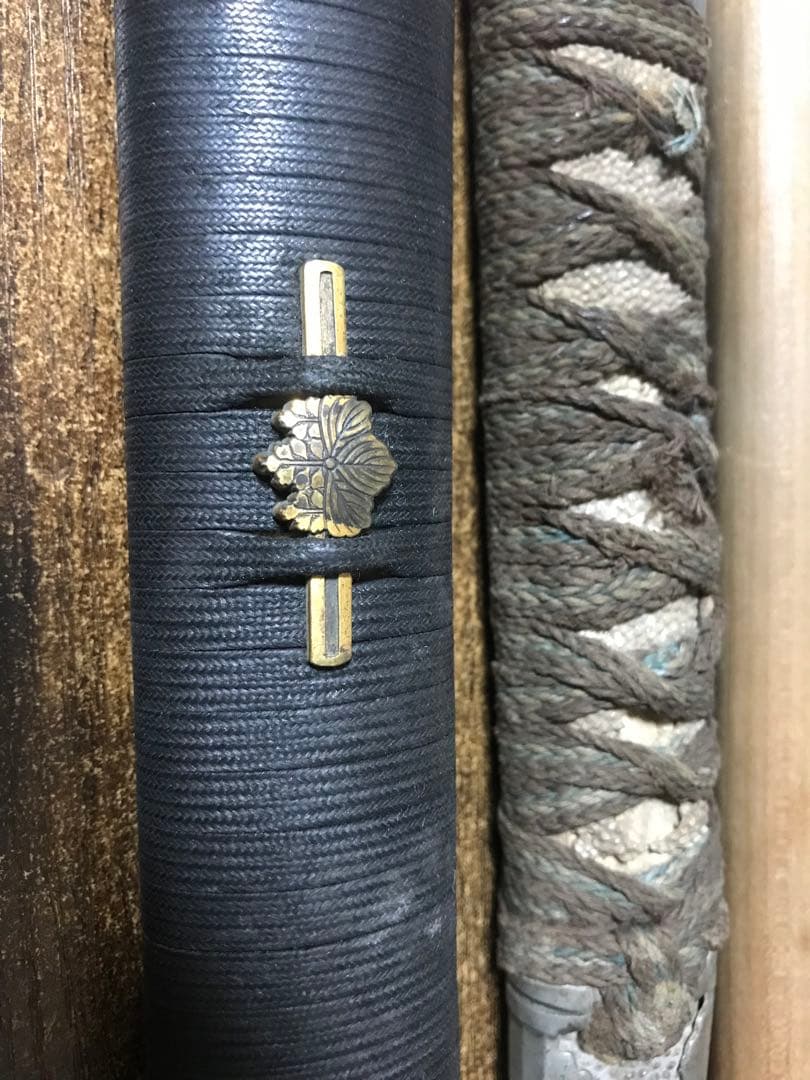 新しく着き 江戸時代 刀用 黒糸一貫巻刀柄 揃い 五三桐紋目貫付 他