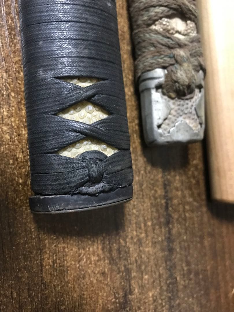 新しく着き 江戸時代 刀用 黒糸一貫巻刀柄 揃い 五三桐紋目貫付 他