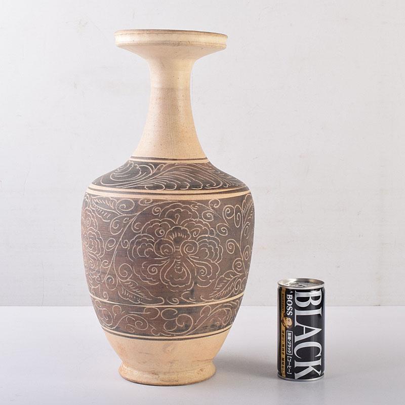 中国　磁州窯　鉄絵　刻花卉文　盤口瓶　M　R8618H